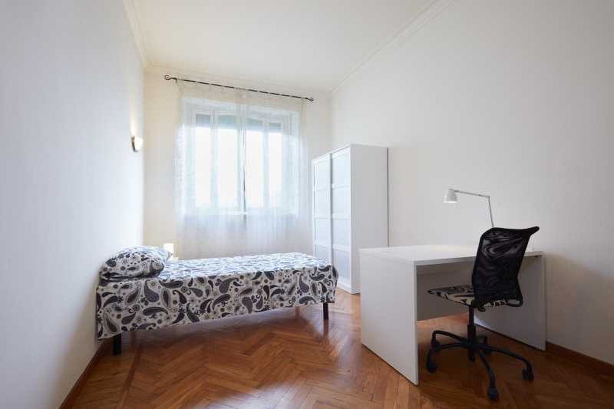 Dormitorio pequeño con muebles de pequeña escala.