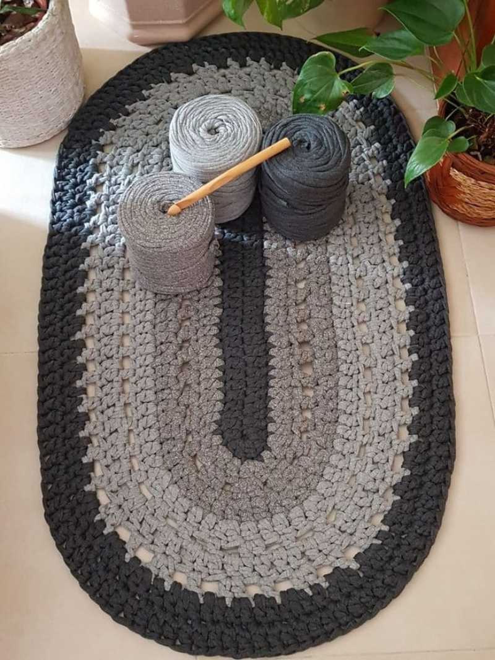 Alfombra artesanal de trapillo gris.