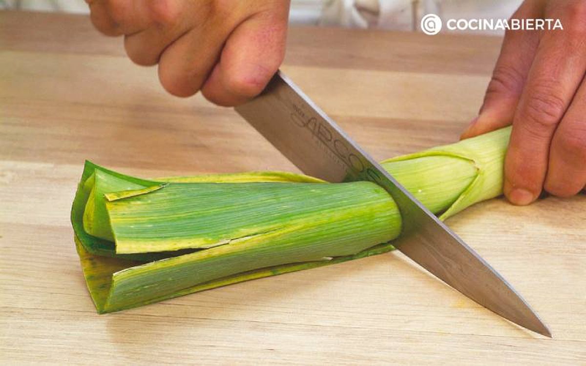Cómo limpiar un puerro - Cortar el tallo