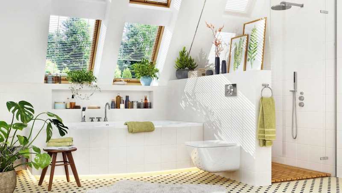 Baño decorado con plantas.