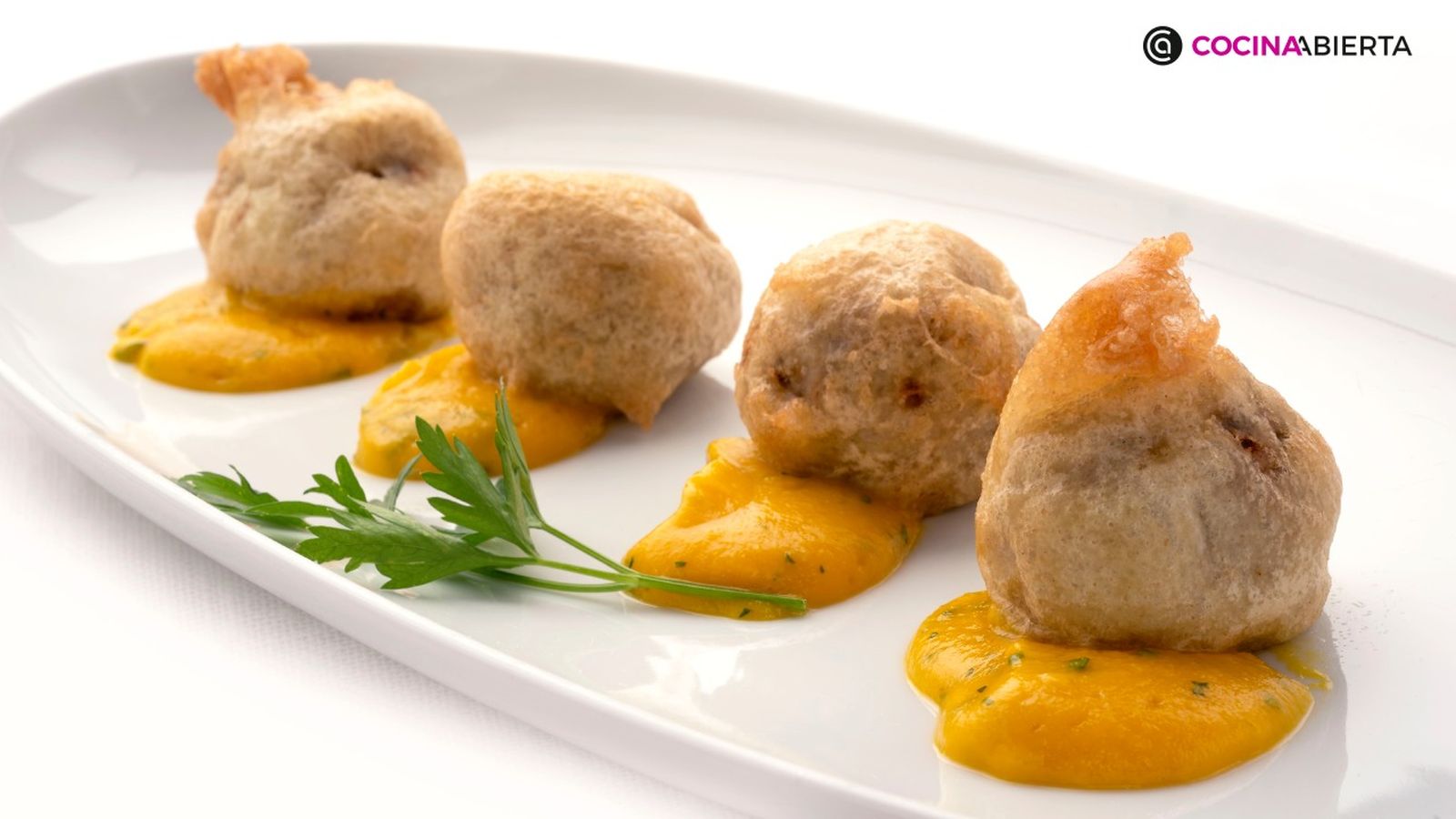 Buñuelos de cocido con emulsión de zanahoria