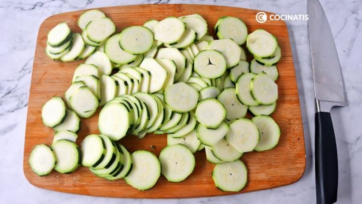Corta el calabacín en rodajas finas