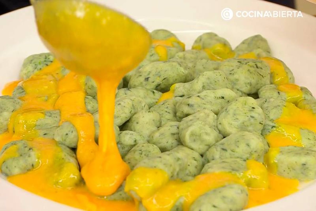 Elaboración de la receta de ñoquis de espinaca rellenos de queso - Salsea y sirve