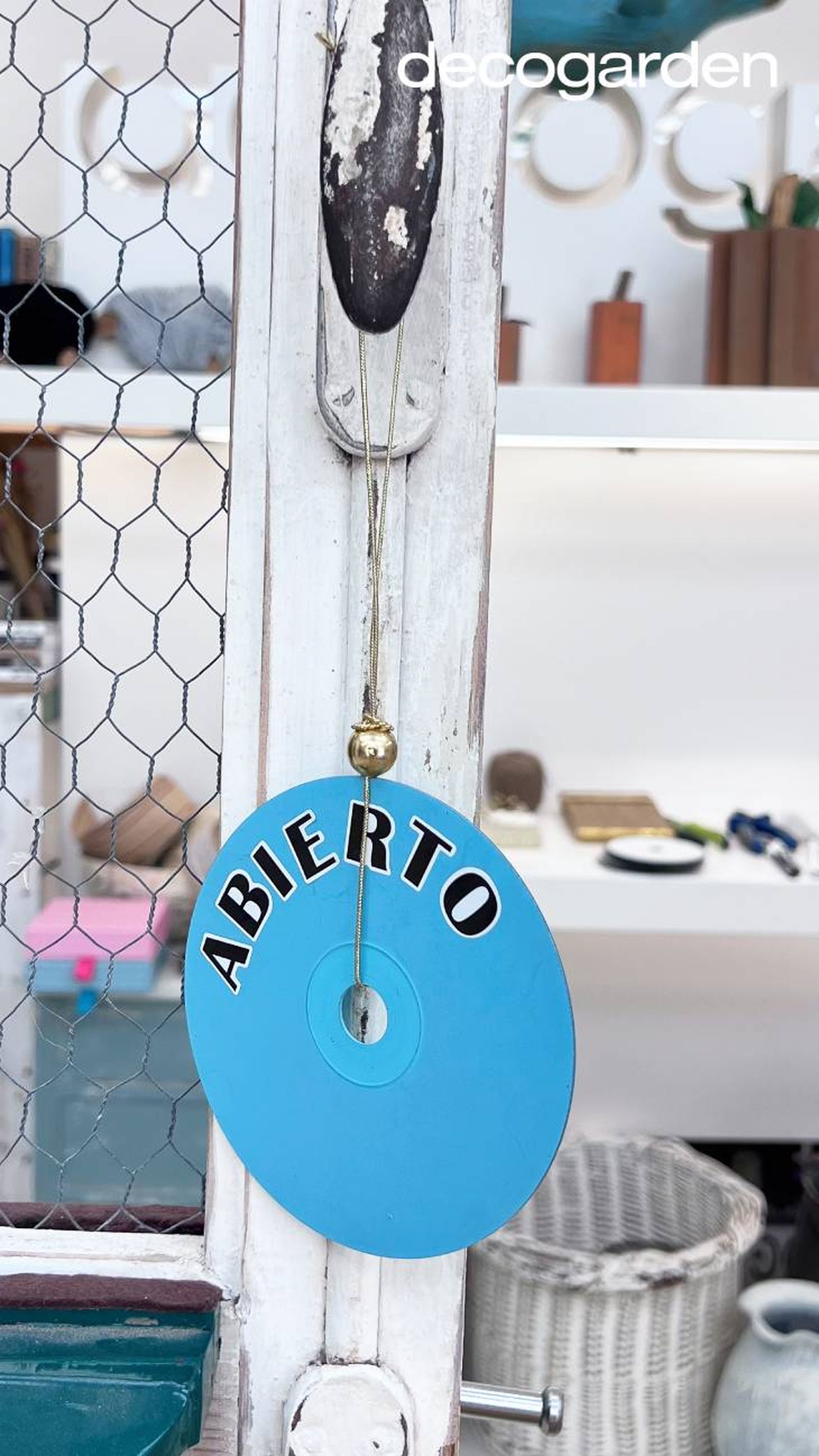 Cartel de abierto y cerrado para una tienda hecho con CD reutilizado.