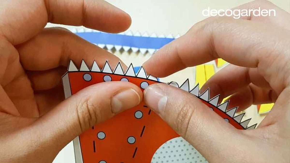 Tercer paso para hacer un cohete de papel.