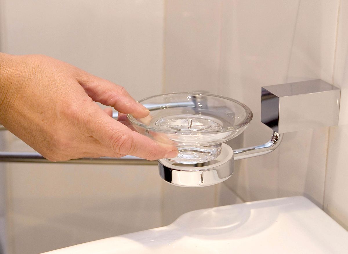 Colocación de accesorios en el baño paso 9