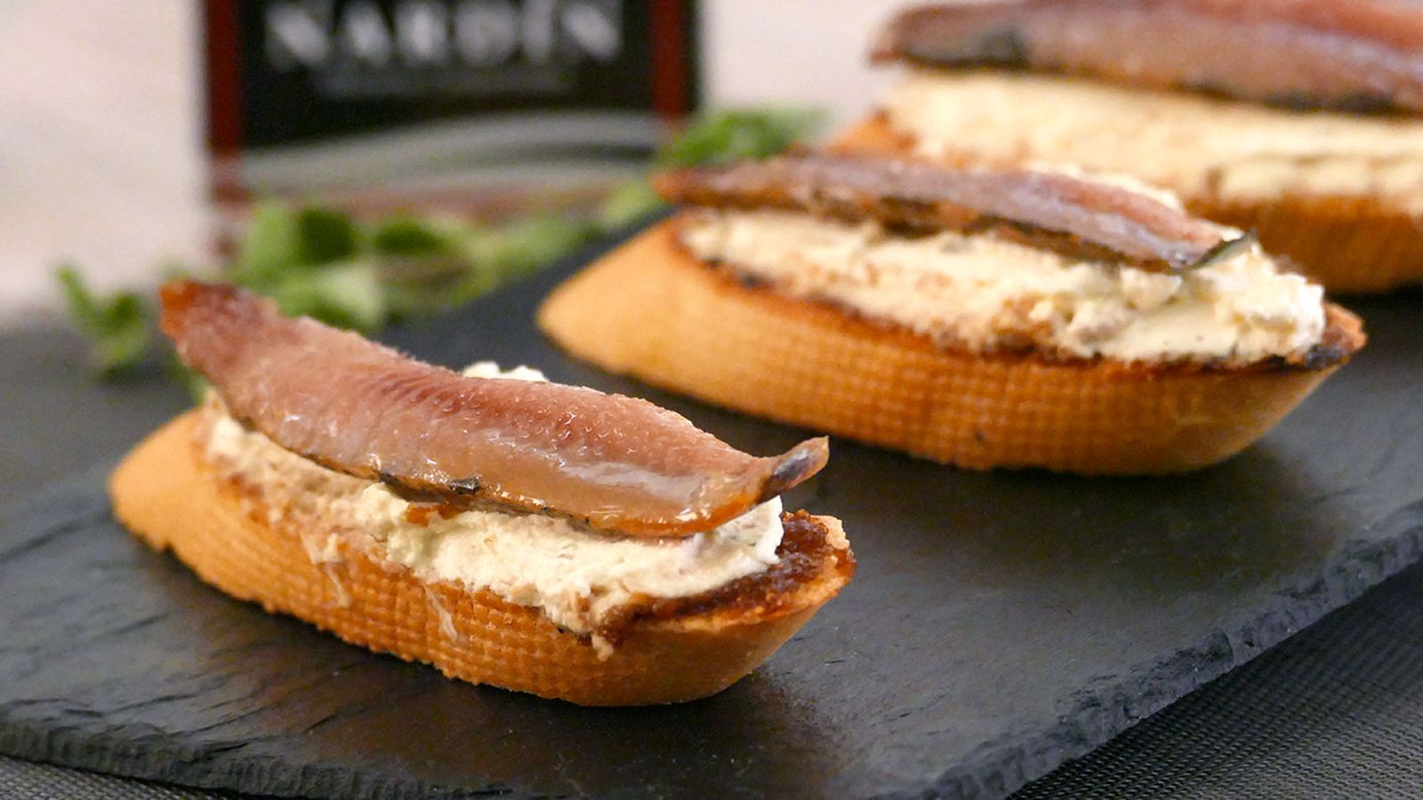 Receta de tosta o canapé de anchoas ahumadas con crema de queso con hierbas aromáticas y salsa de higos