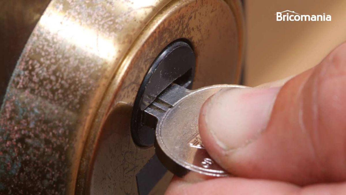 Una llave dentro de la cerradura