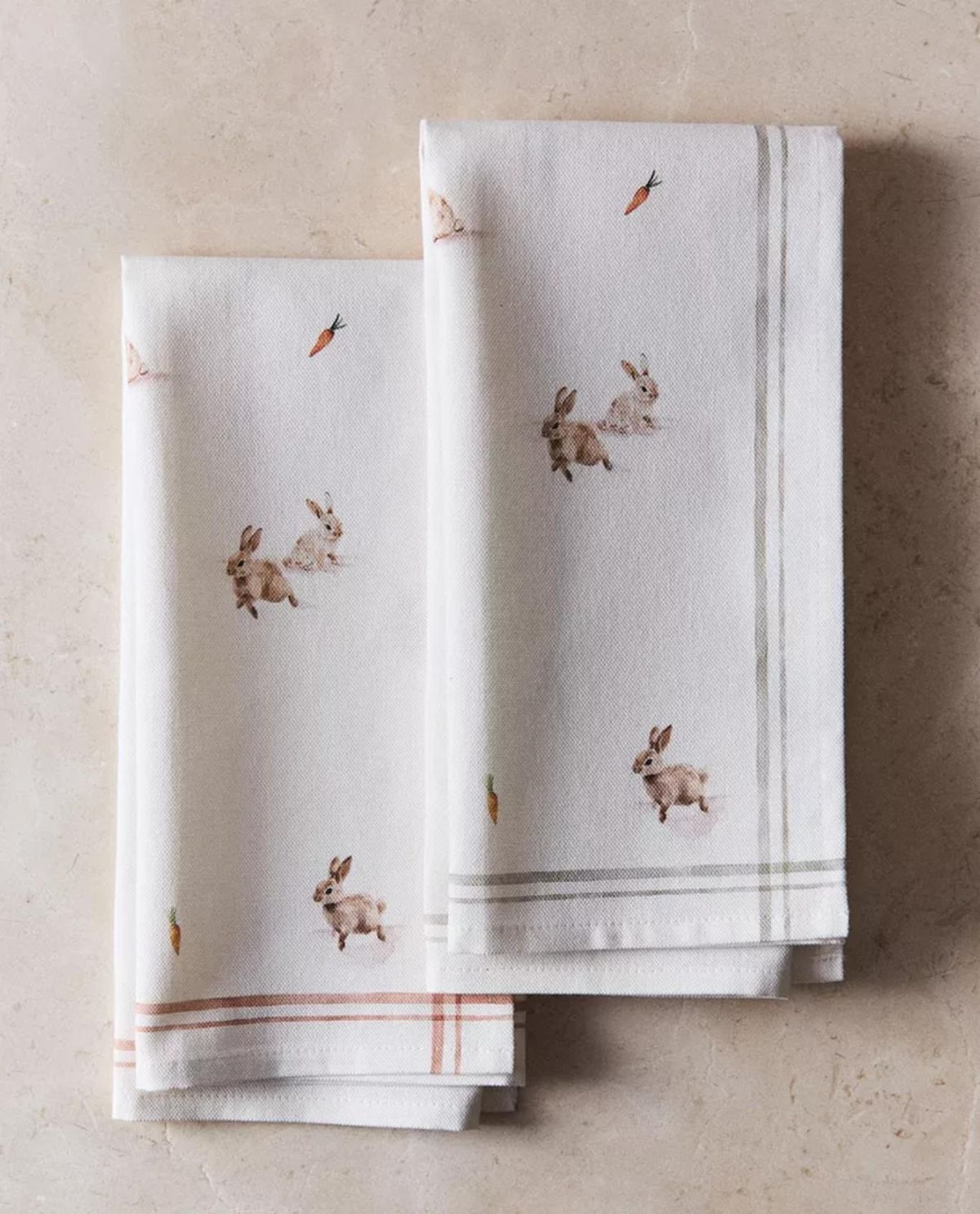 Servilletas con estampados de conejitos.