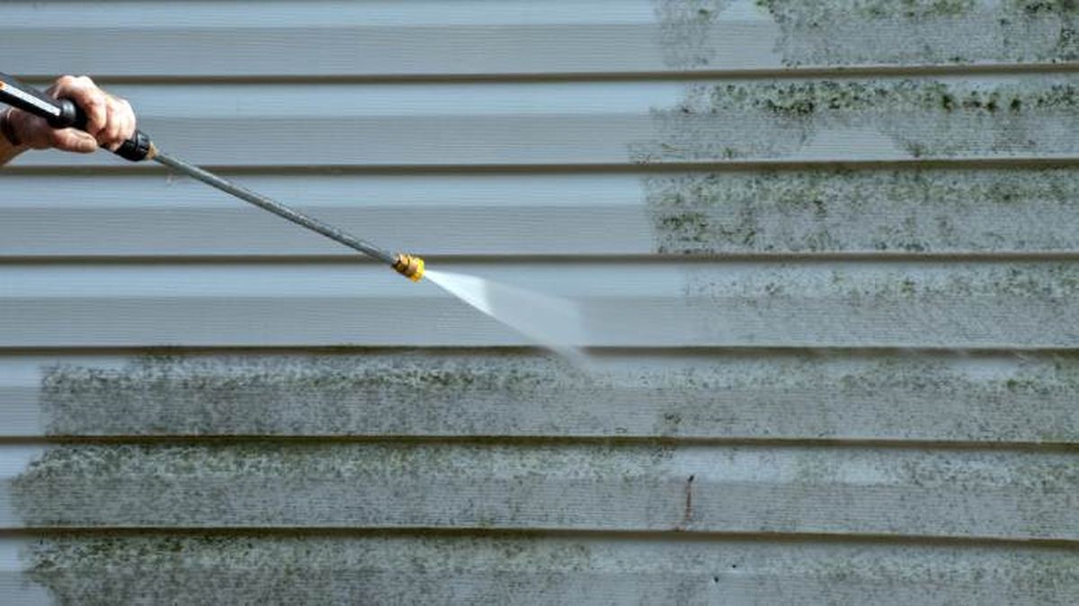 La alta presión incrementa la capacidad del agua para limpiar superficies muy sucias