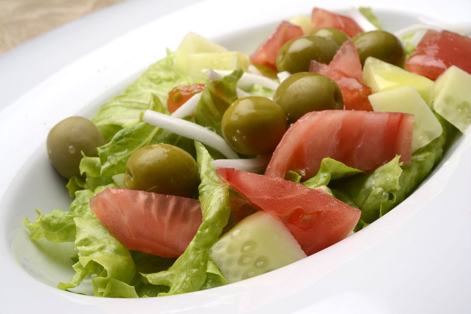 5797 2 Ensalada de lechuga, tomate, pepino y aceitunas xl