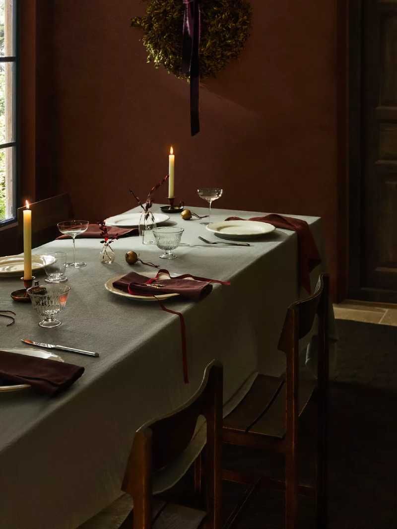 Propuesta de mesa navideña en blanco, rojo y dorado.