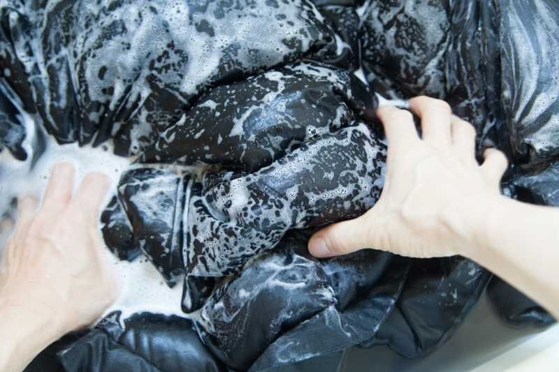 Si lavas el plumas a mano, no eches demasiado detergente