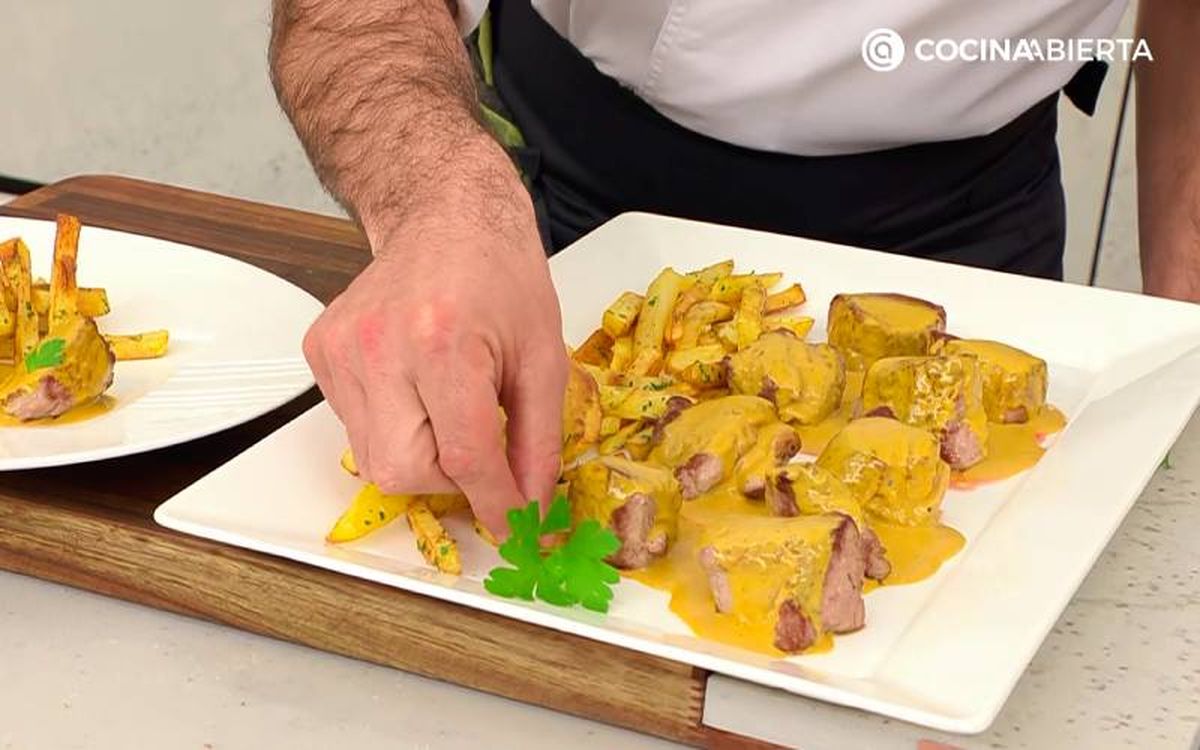 Elaboración de la receta de solomillo de cerdo con salsa Café de París - Servir