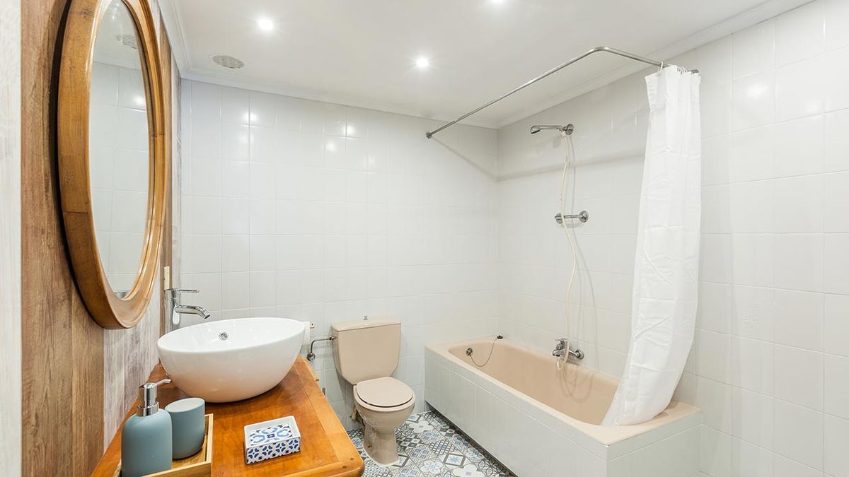 Deco741 Decorar baño sin obra en blanco y madera despues