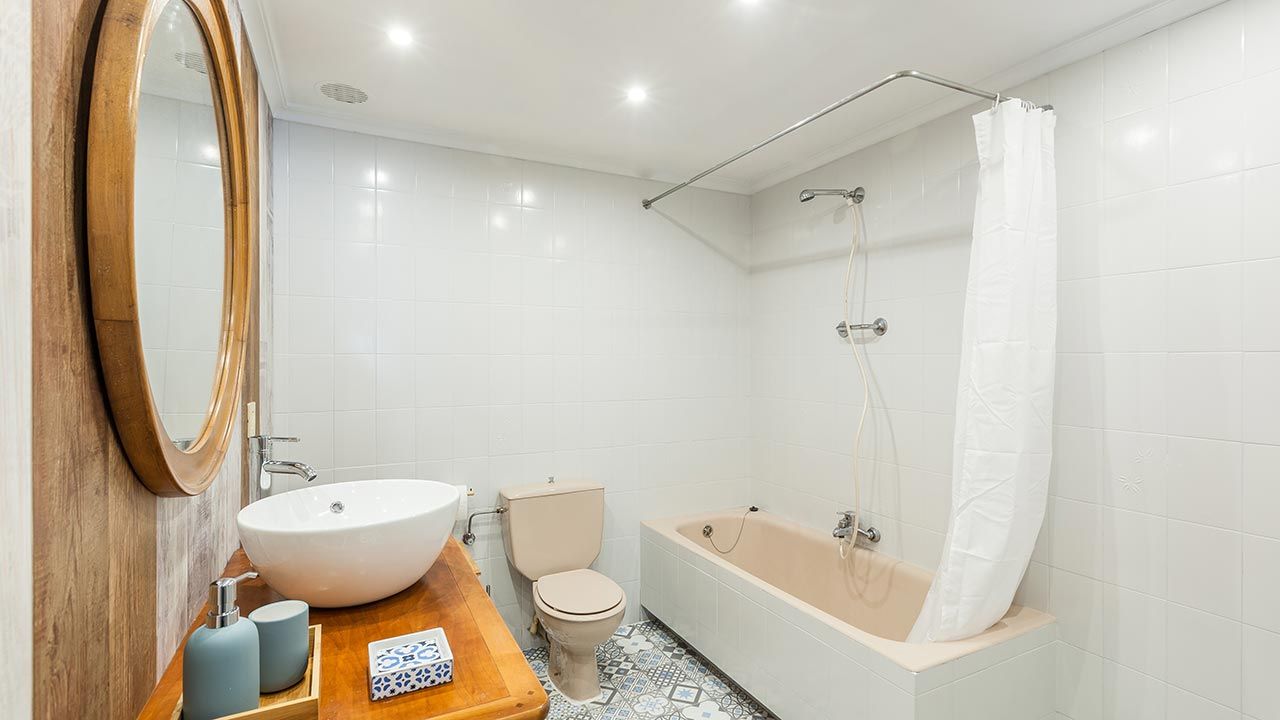 Deco741 Decorar baño sin obra en blanco y madera despues