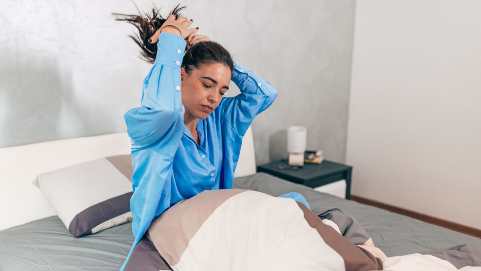 dormir con el pelo recogido si o no portada