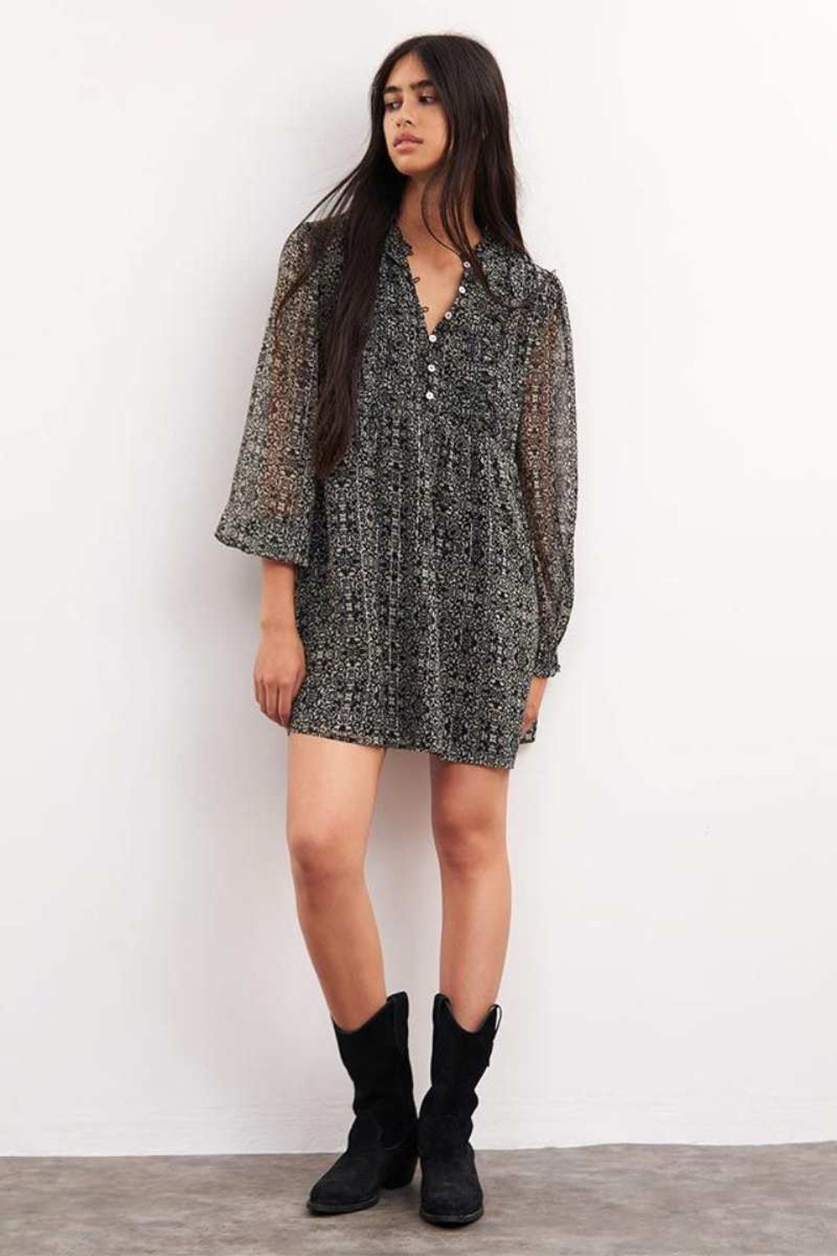 Una bota de cowboy corta quedan perfecta con un vestido