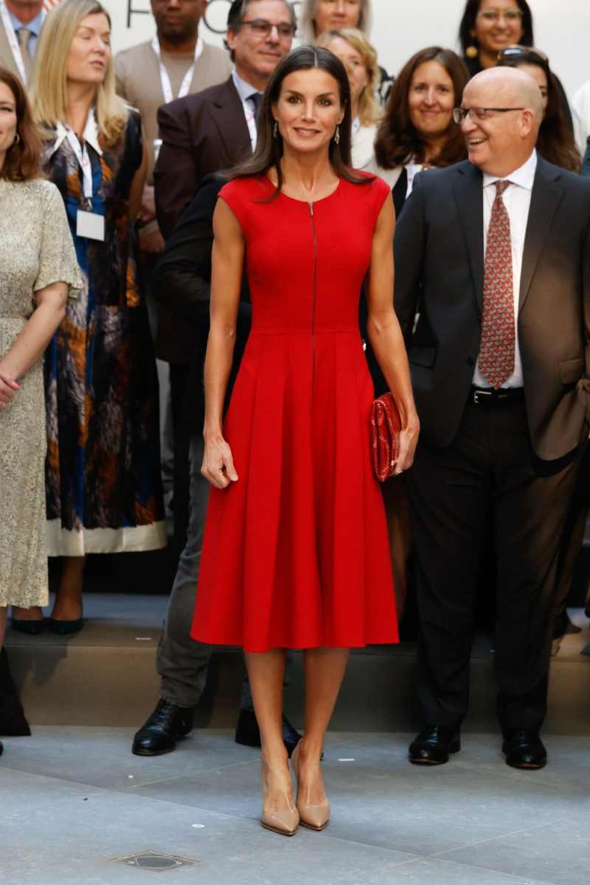 Letizia Ortiz con vestido rojo y zapatos nude