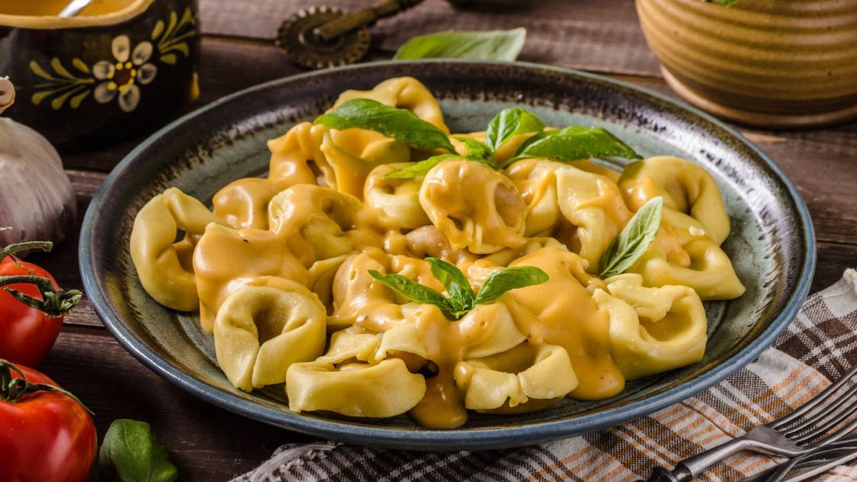 tortellini caseros carne salsa queso portada