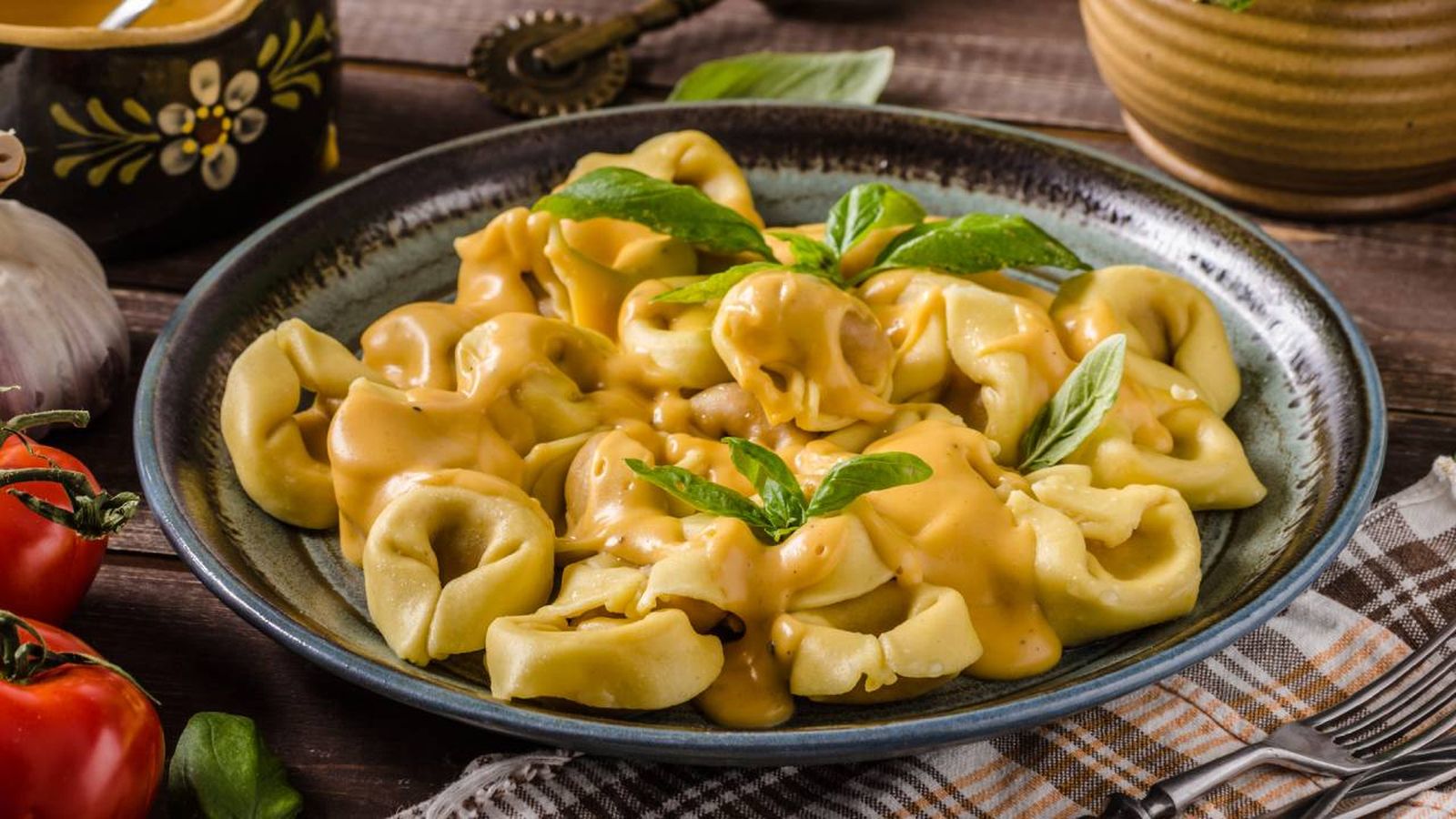 tortellini caseros carne salsa queso portada