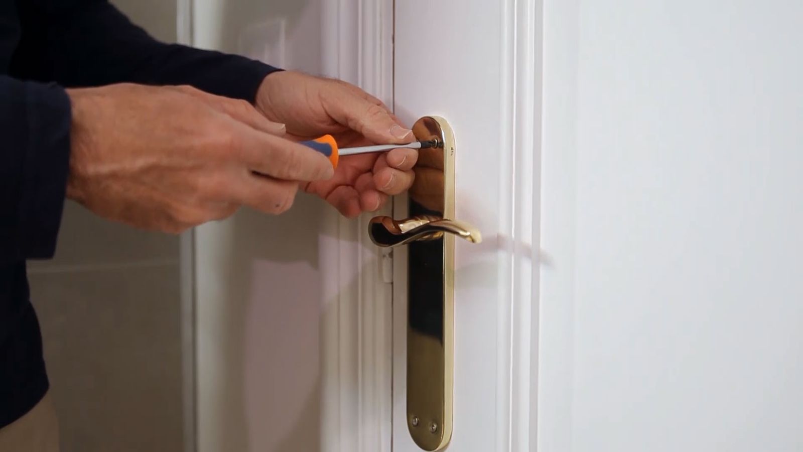 brico 950 pintar manilla puerta paso1