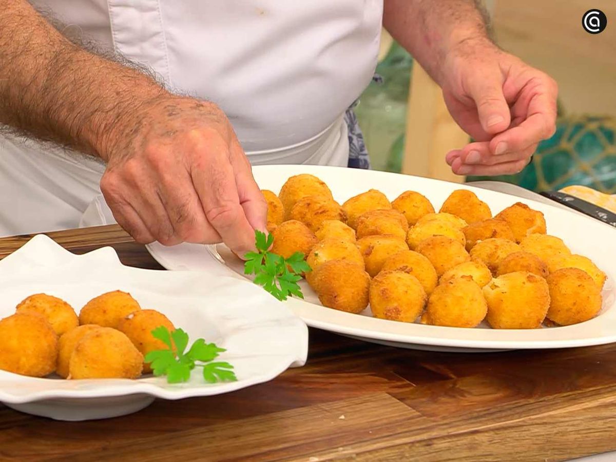 Sirve las croquetas de gambas