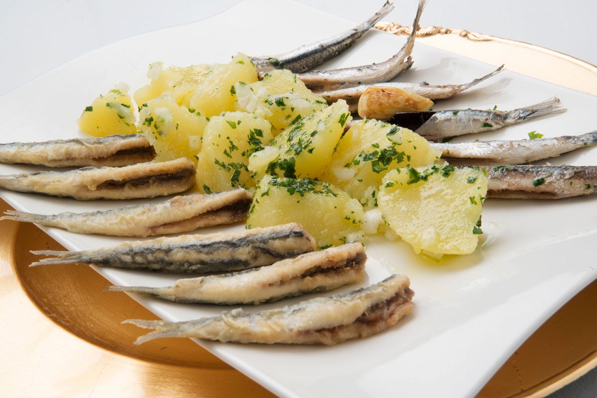 5548 1 Anchoas y boquerones con papas aliñas (933) xl
