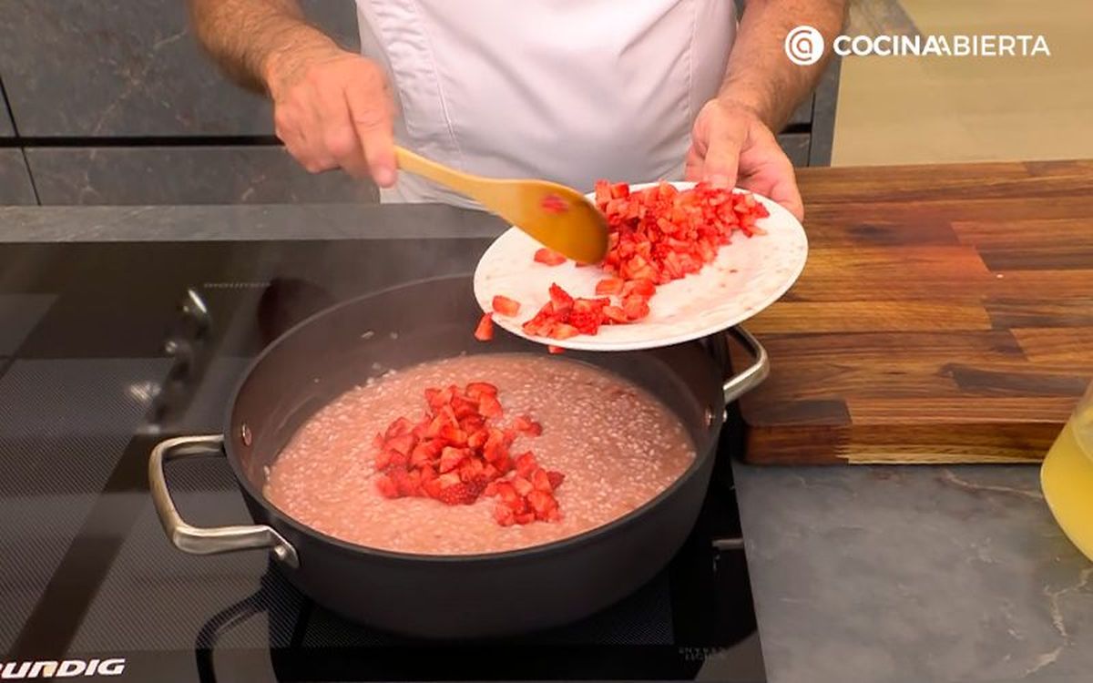 Añade el otro tercio de las fresas