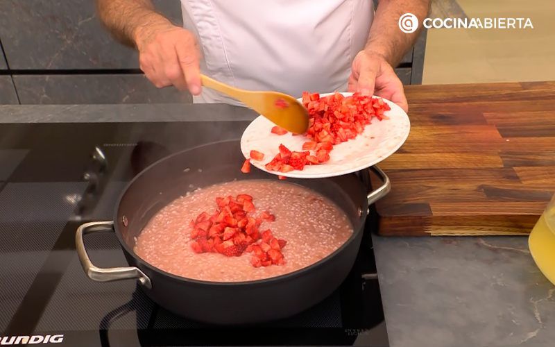 Añade el otro tercio de las fresas