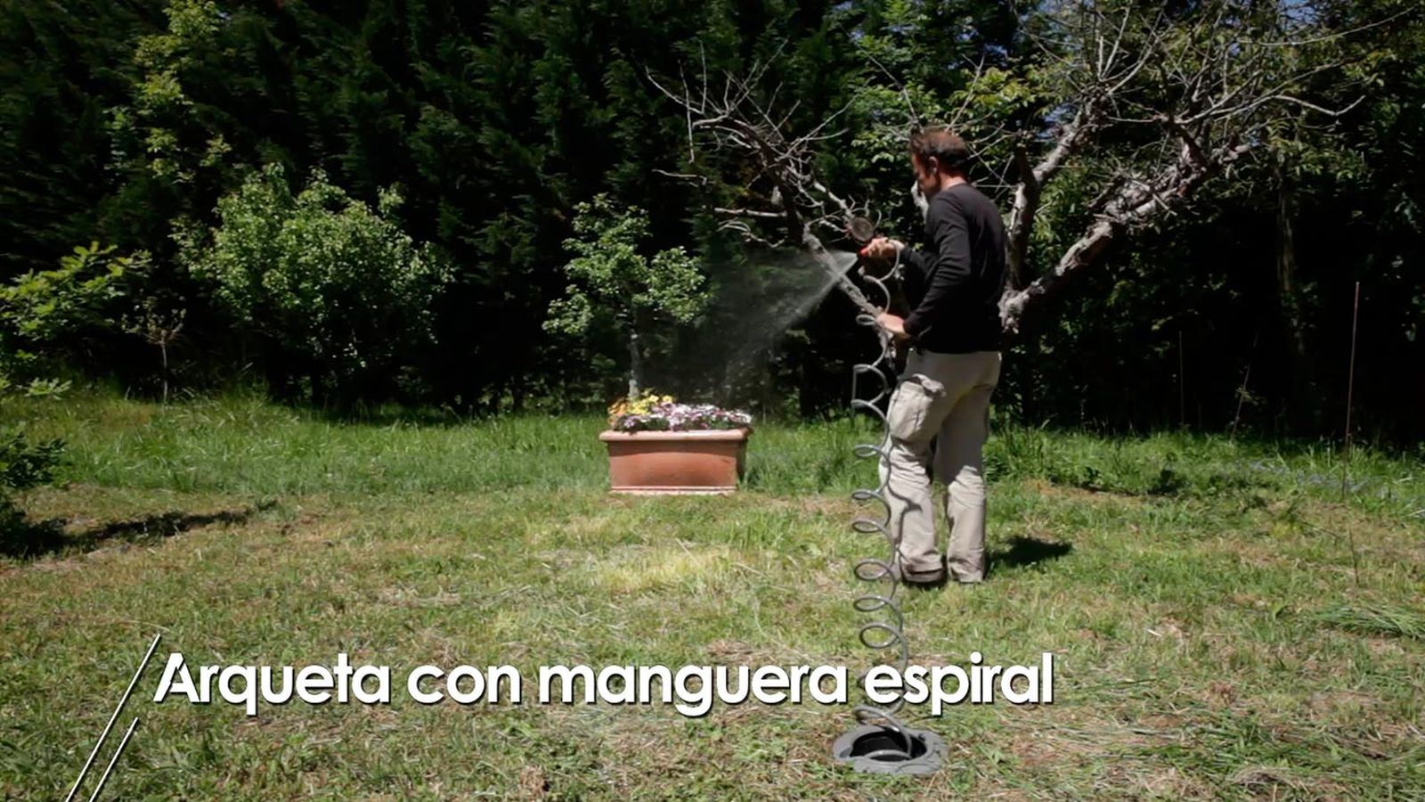 Cómo instalar una arqueta con manguera espiral en el jardín