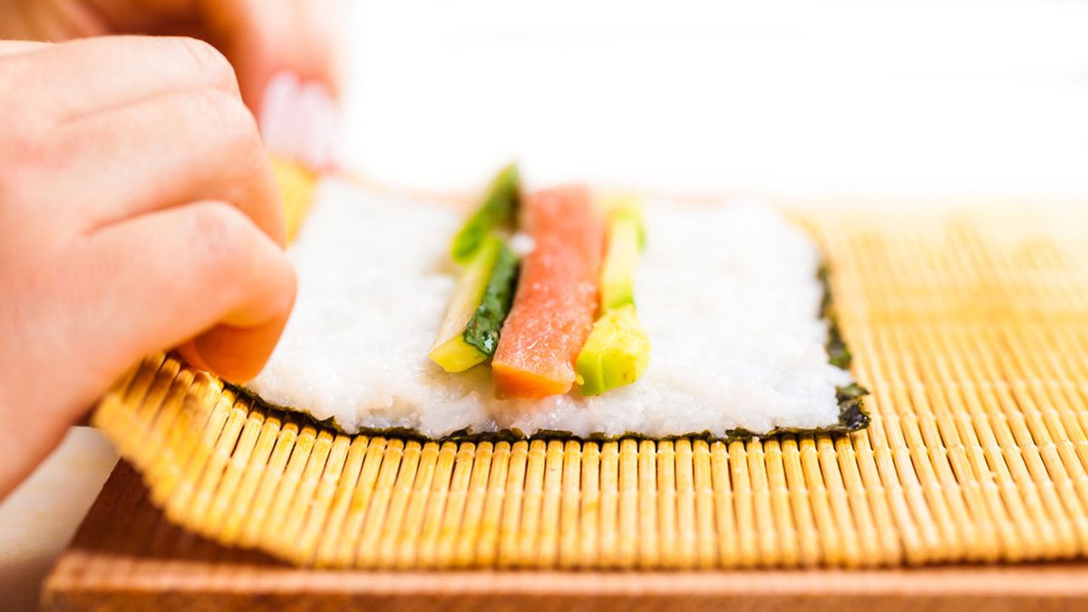 maki salmon aguacate pepino paso 3