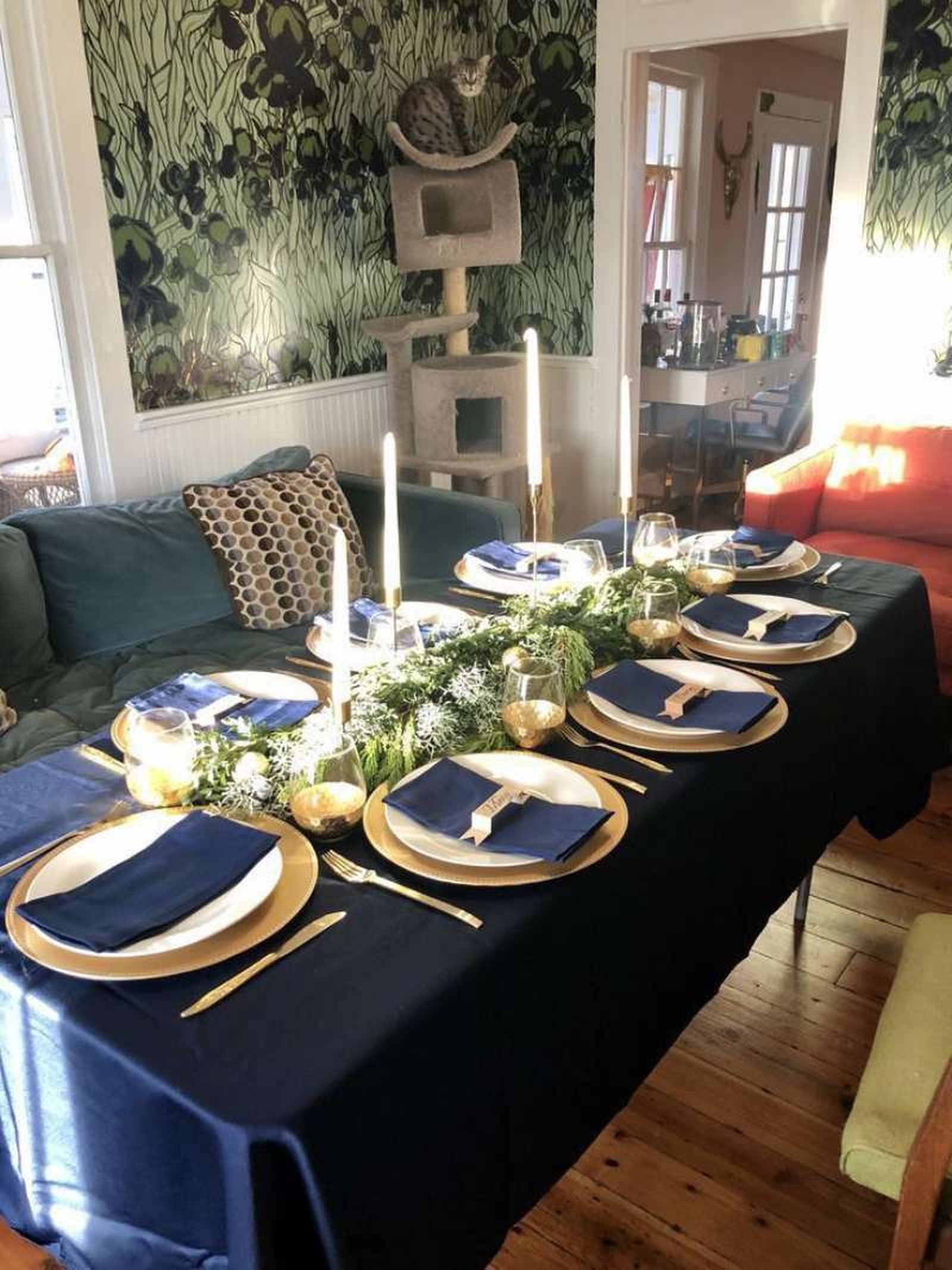 Mesa de Navidad elegante decorada en azul marino y dorado.
