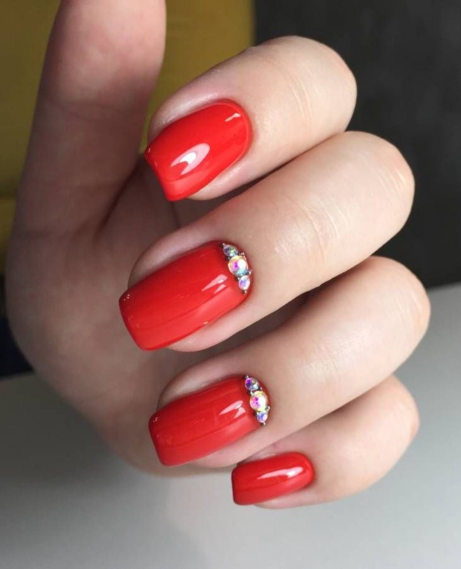 Uñas de Navidad en rojo con decoraciones de strass