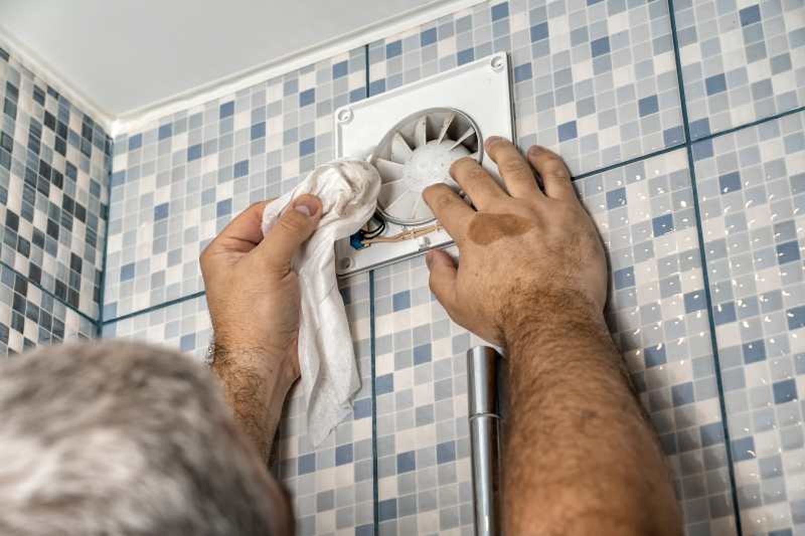 Mantén la rejilla de ventilación despejada y sin polvo