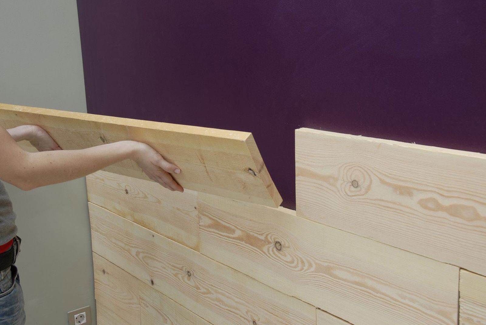 Decorar un dormitorio con un friso rústico paso 4