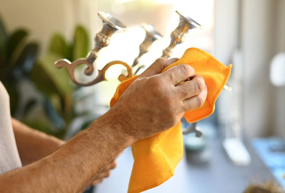 No limpies los restos de cera de los candelabros con objetos punzantes