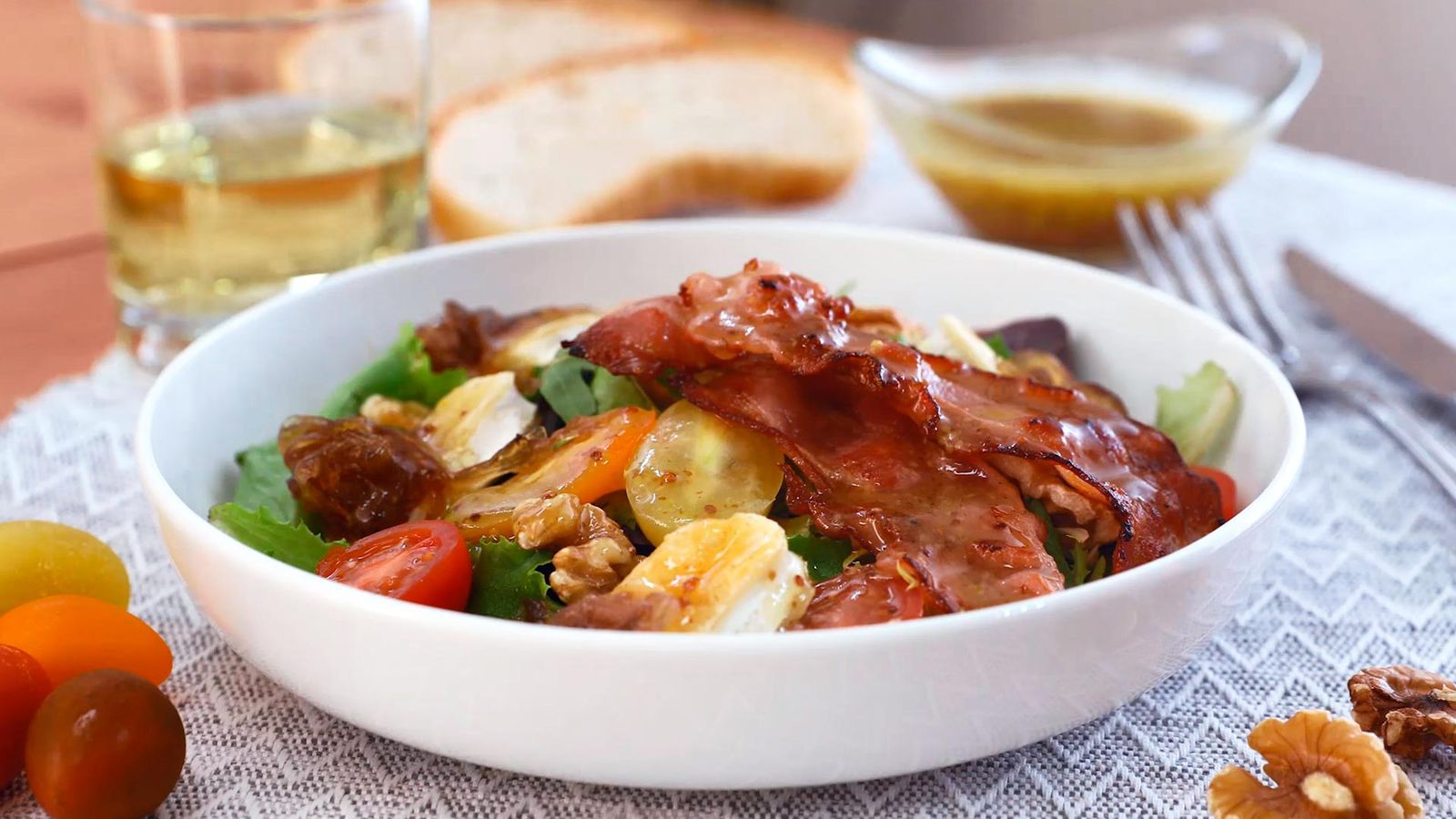 Receta de ensalada templada con queso de cabra, cebolla caramelizada y nueces