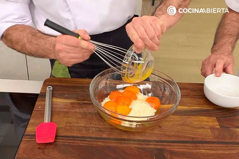 Elaboración de la receta de ñoquis de espinaca rellenos de queso - Prepara la salsa carbonara
