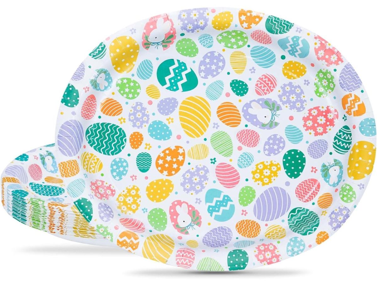 Vajilla de papel con estampado de huevos de Pascua.