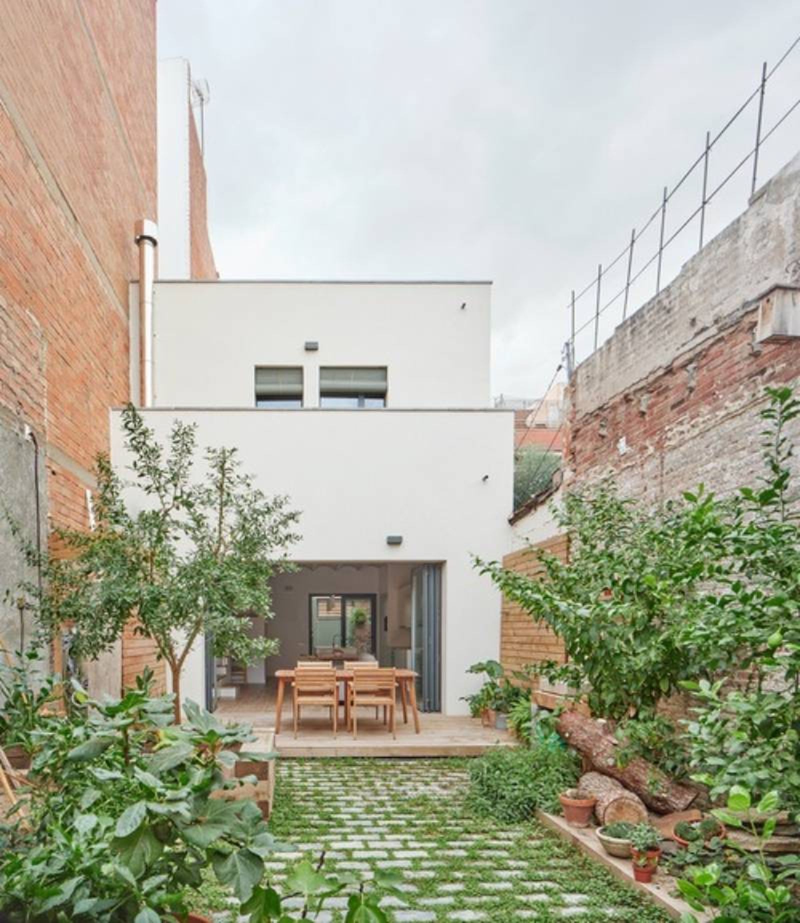 Patio trasero de una casa entre medianeras.