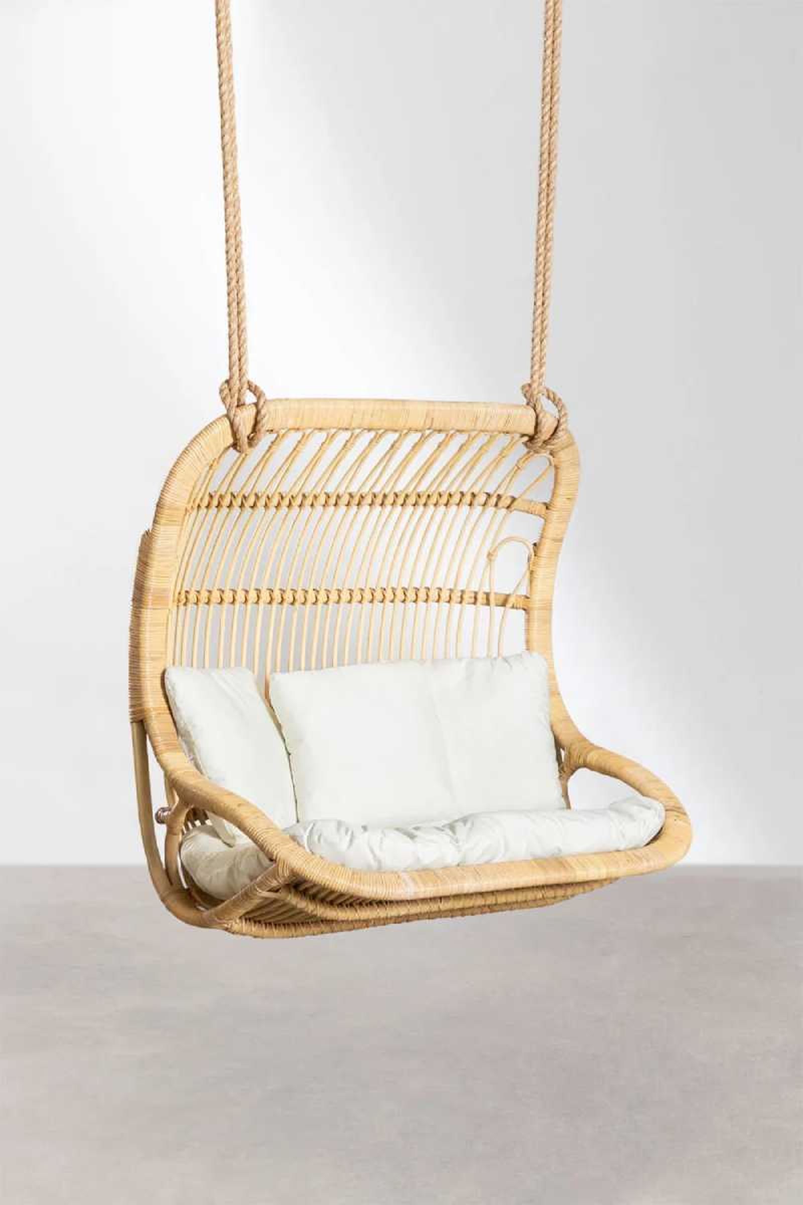 Silla colgante de ratán, modelo Taveira.