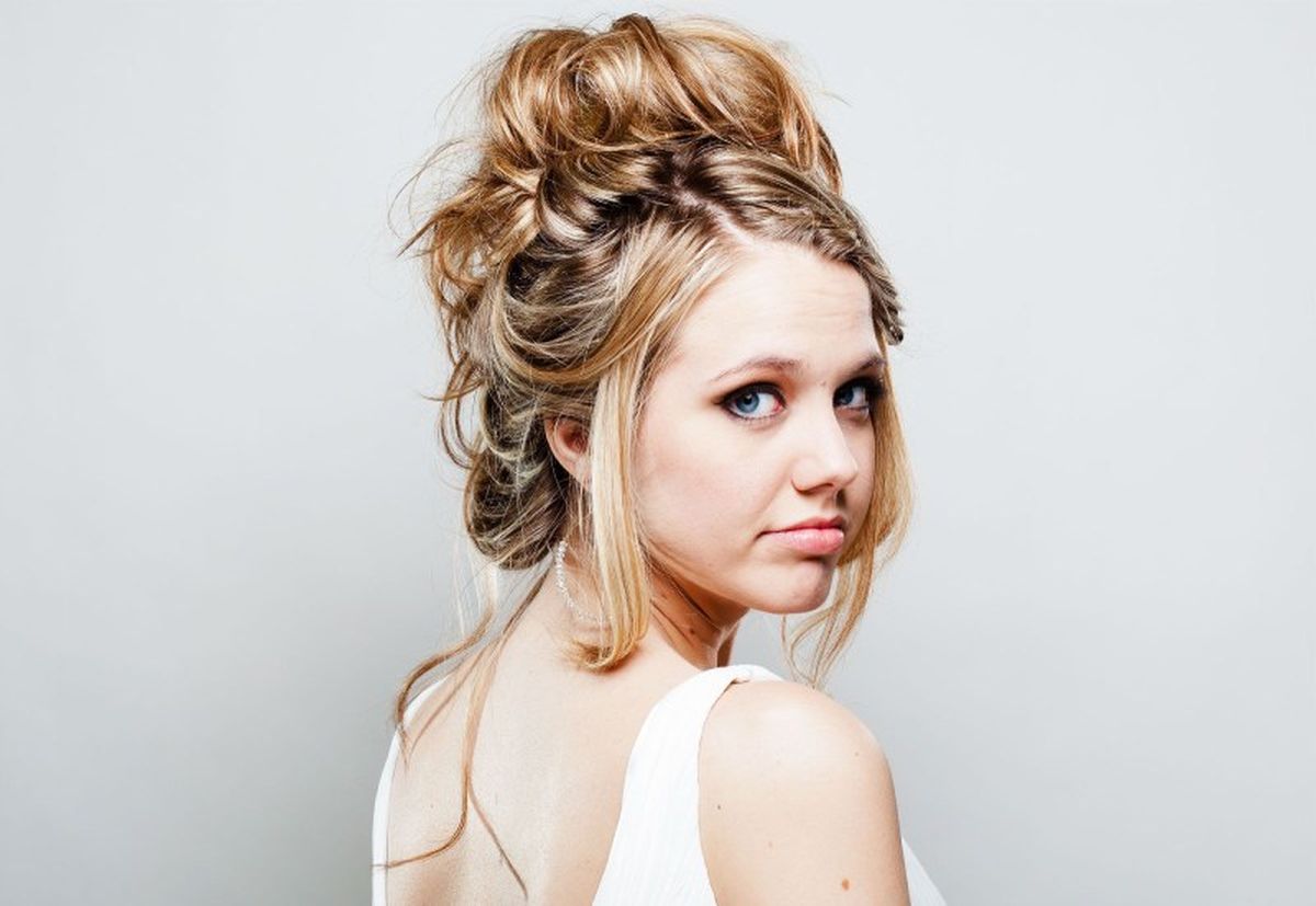 Moño rizado desenfadado