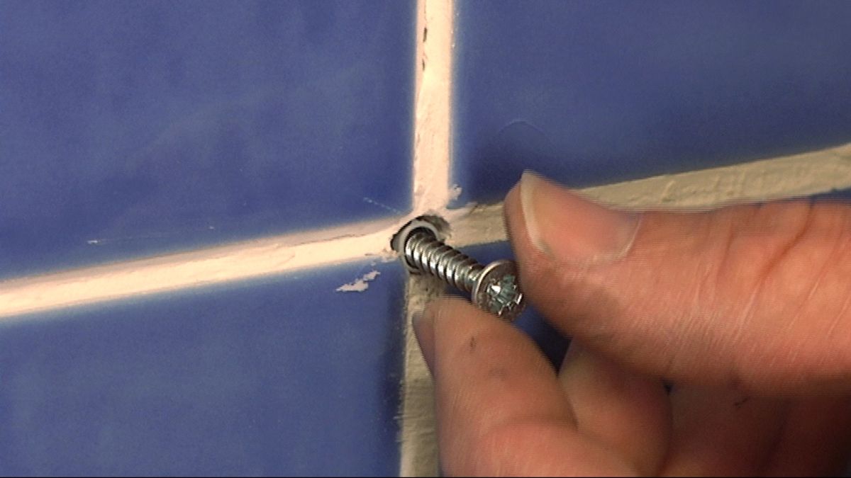 Perforar juntas de azulejo paso 3