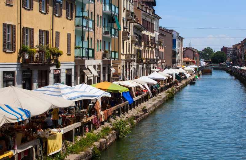 Mercado de Navigli en Milán, Italia
