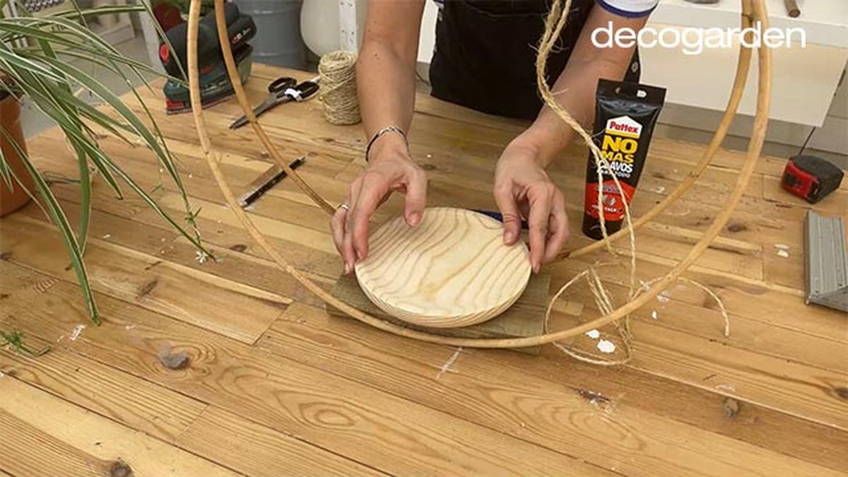 hacer soporte colgar plantas interior paso 10