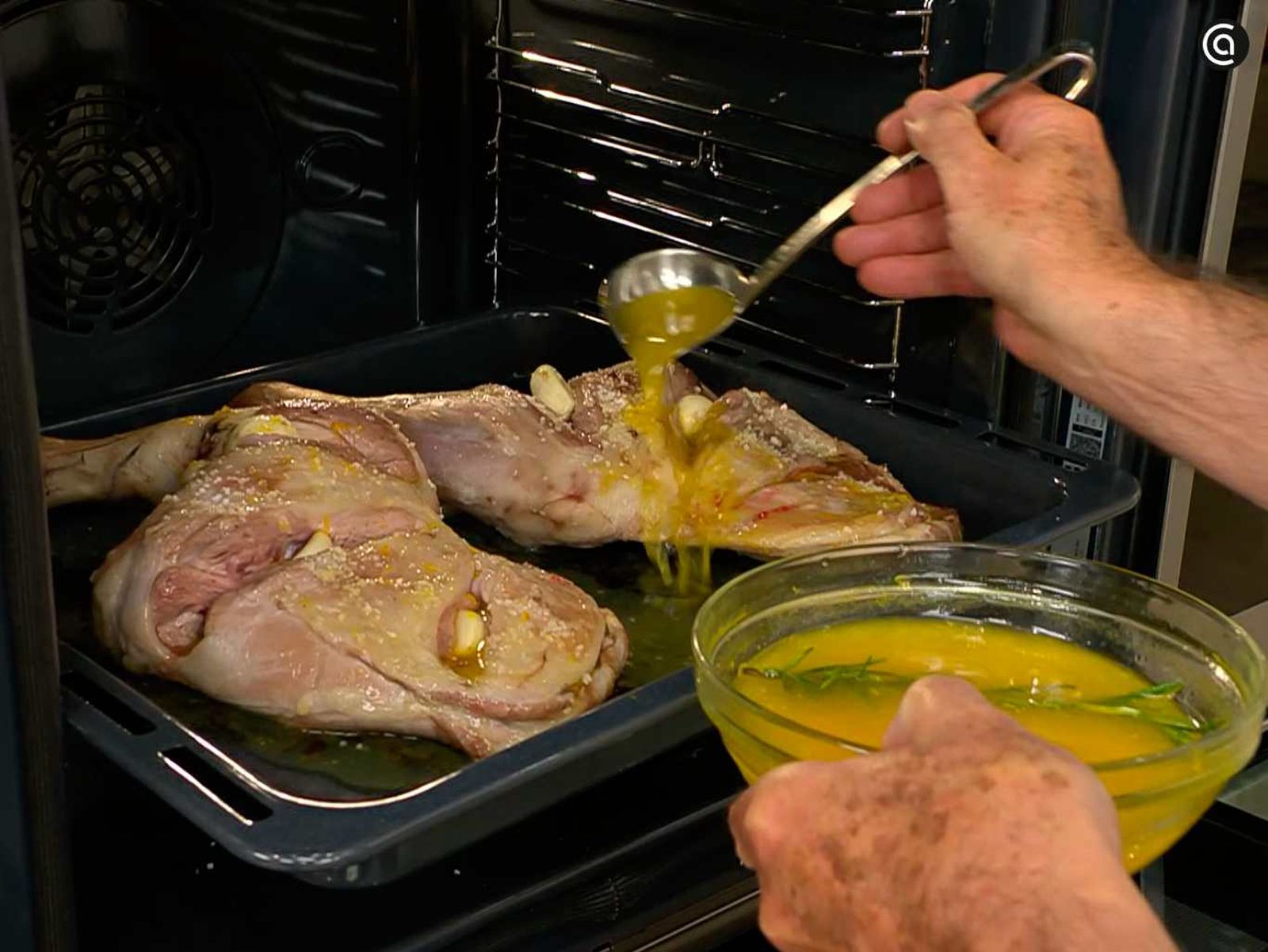 Mezcla zumo de naranja con miel y vino blanco y riégalo sobre las paletillas de cordero