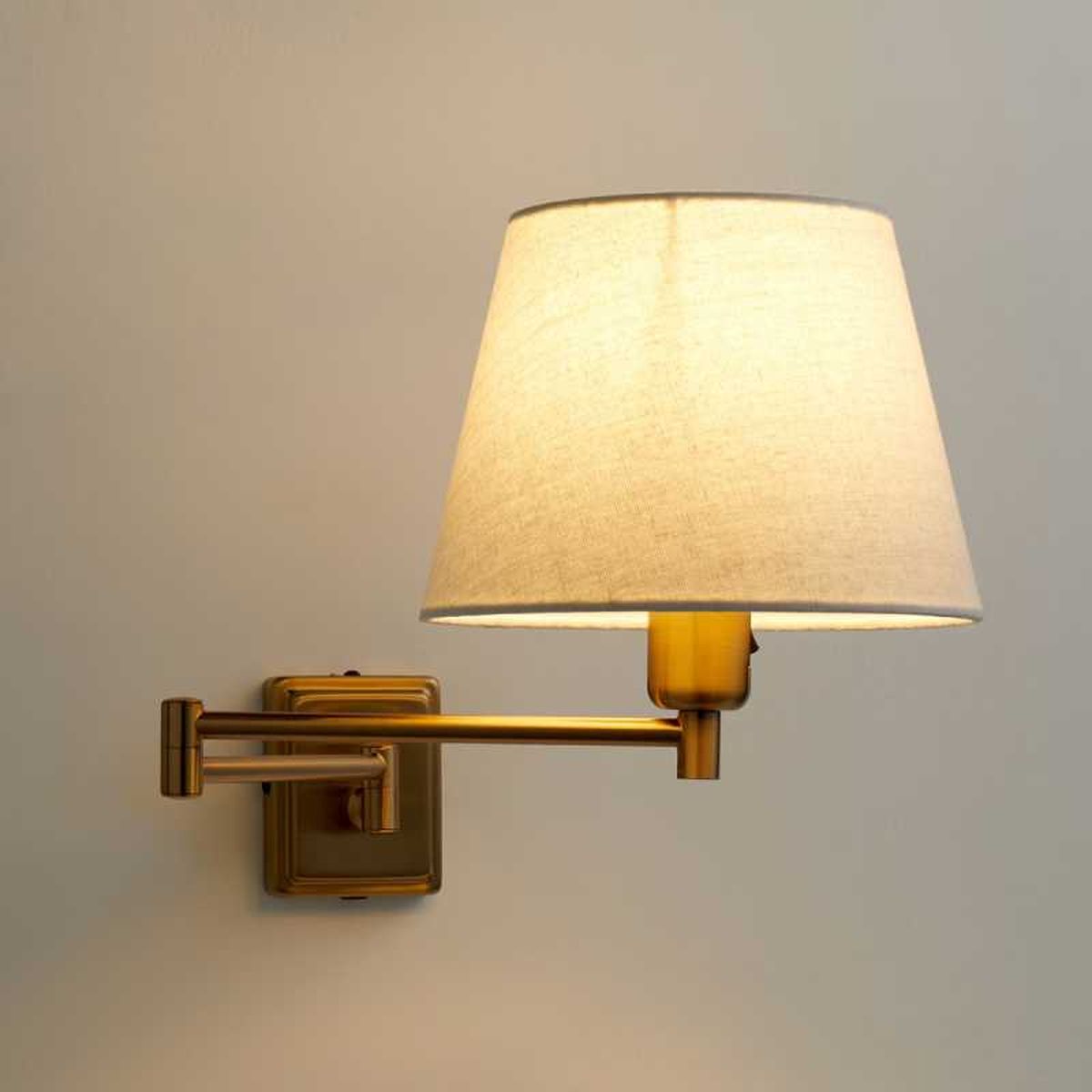 Lámpara de pared con brazo articulado Sonoma.