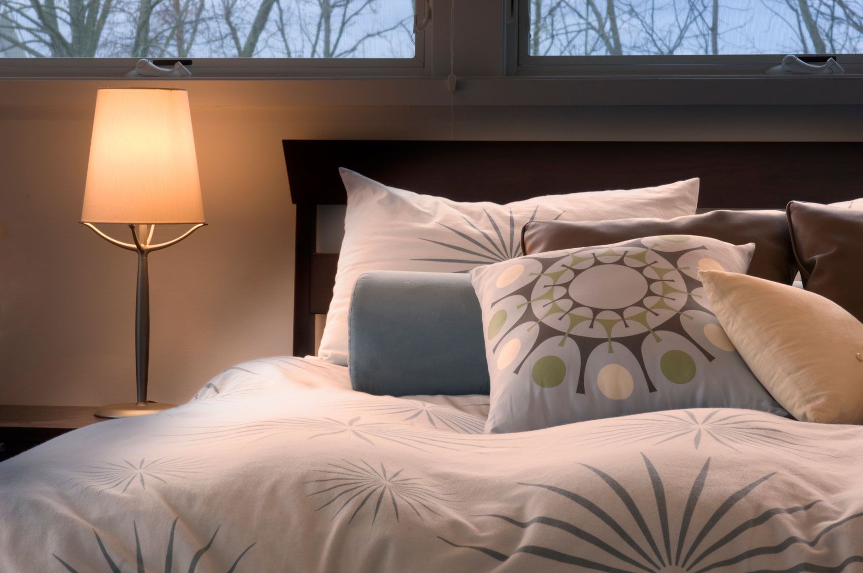 Cómo hacer que el dormitorio parezca más grande   iluminacion