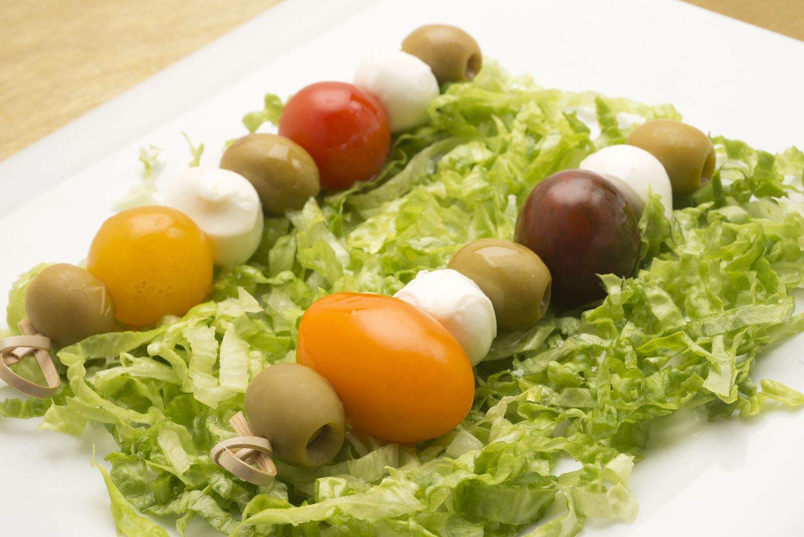 5885 2 Ensalada de mozzarella, cherrys y aceitunas xl